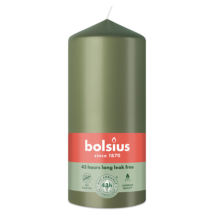 Eine Stumpenkerze von Bolsius mit den Maßen 130/68mm (H/DM) in der Farbe "Frische Olive".