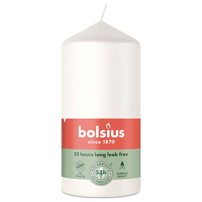 Eine Stumpenkerze von Bolsius mit den Maßen 120/58mm (H/DM) in der Farbe "Wolkiges Weiß".