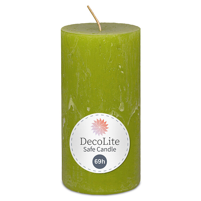Eine Decolite Rustik-Stumpenkerze in Limone mit der Größe 140/70mm. Auf dem Etikett mit Decolite-Logo kann der Hinweis "Safe Candle" und die Brenndauer von 69h abgelesen werden.