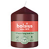 Eine Stumpenkerze von Bolsius mit den Maßen 80/58mm (H/DM) in der Farbe "Samtrot".