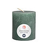 Eine Decolite Rustik-Stumpenkerze in Salbeigrün mit der Größe 80/70mm. Auf dem Etikett mit Decolite-Logo kann der Hinweis "Safe Candle" und die Brenndauer von 25h abgelesen werden.