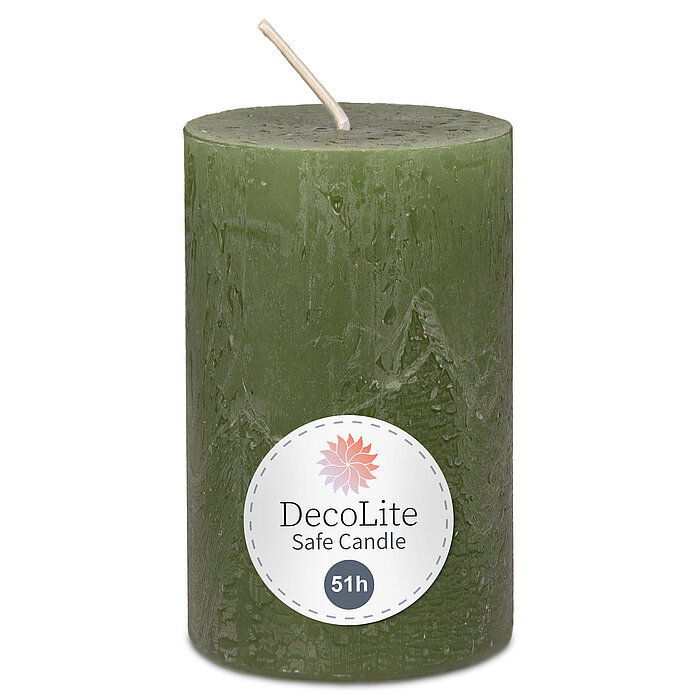 Eine Decolite Rustik-Stumpenkerze in Olive mit der Größe 110/70mm. Auf dem Etikett mit Decolite-Logo kann der Hinweis "Safe Candle" und die Brenndauer von 51h abgelesen werden.