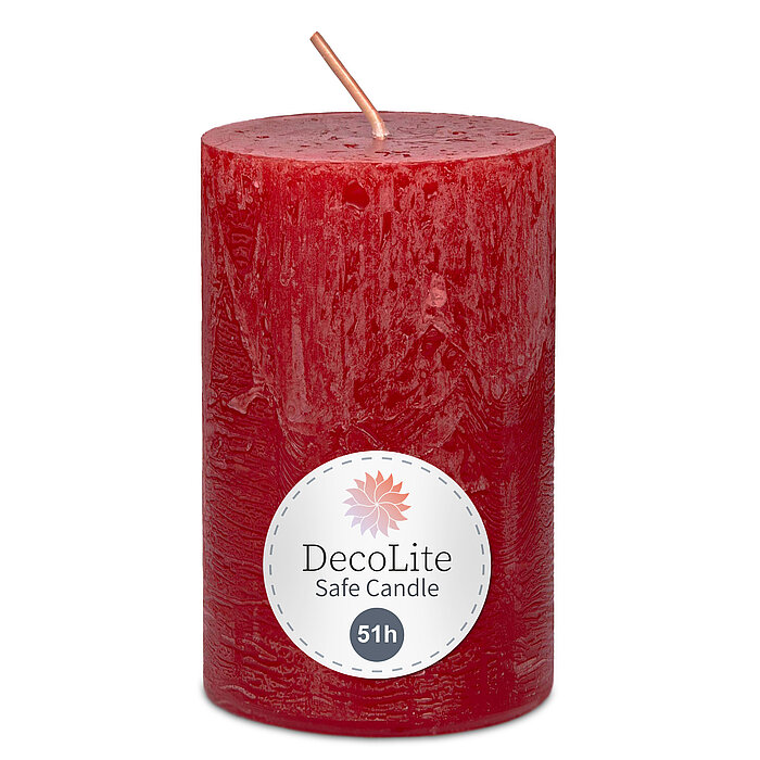 Eine Decolite Rustik-Stumpenkerze in Rot mit der Größe 110/70mm. Auf dem Etikett mit Decolite-Logo kann der Hinweis "Safe Candle" und die Brenndauer von 51h abgelesen werden.